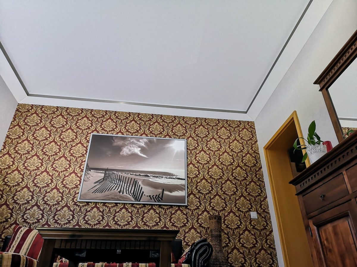Wohnzimmer mit Spanndecke und Schattenfuge, Licht ausgeschaltet