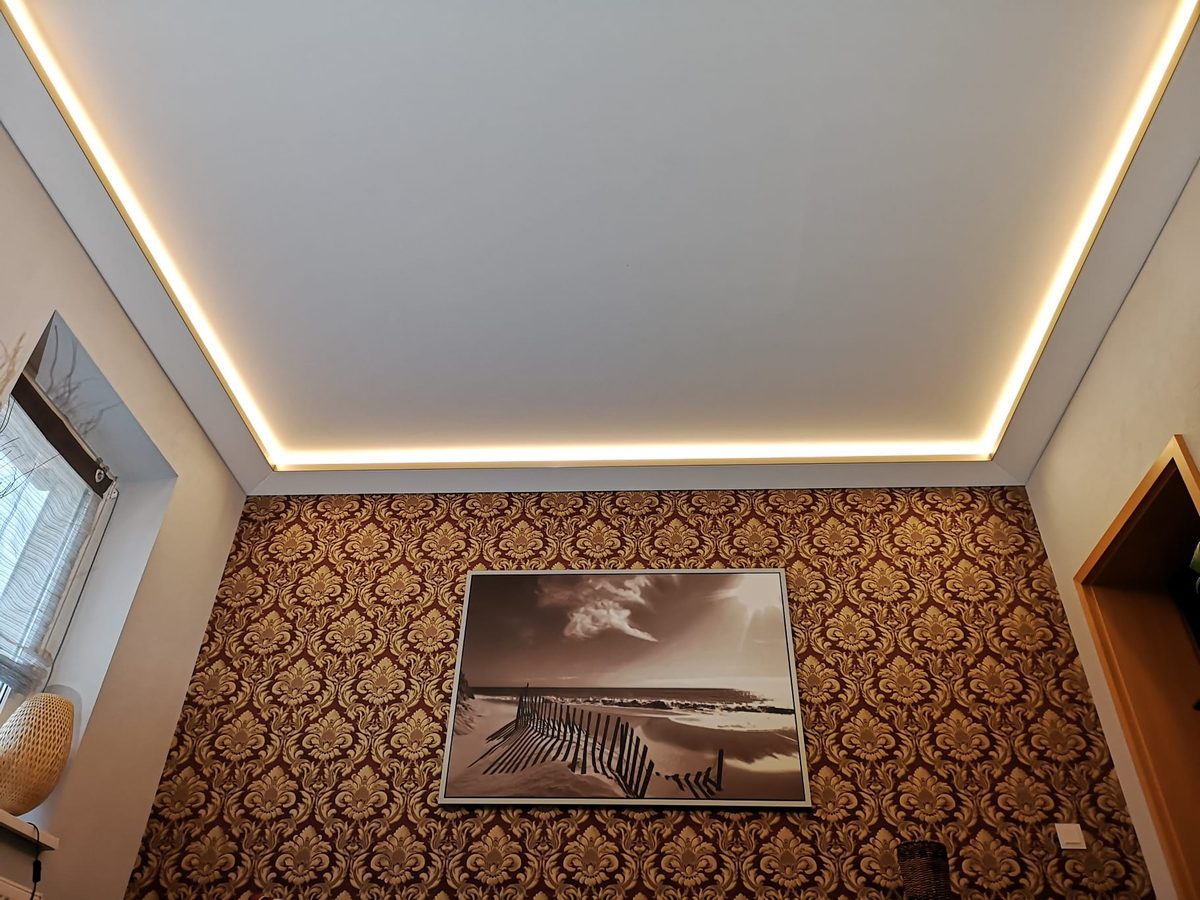 Dasselbe Wohnzimmer mit eingeschalteter Lichtvoute